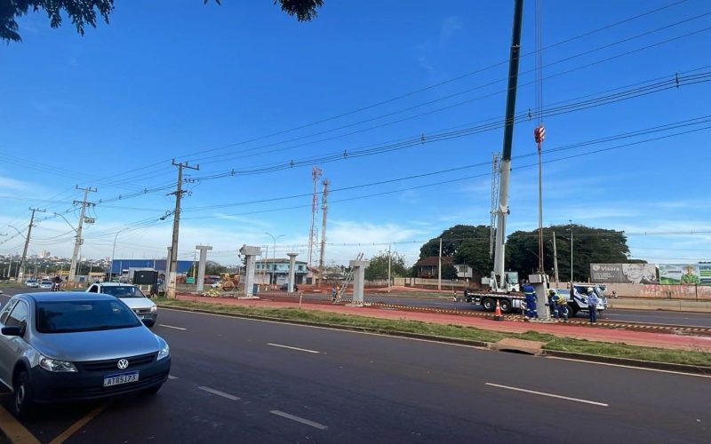 Tráfego na entrada da cidade será desviado no sábado para construção de passarelas