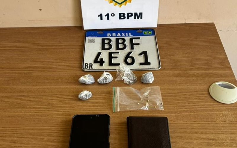 Polícia Militar recupera moto furtada e apreende drogas no Jardim Aeroporto