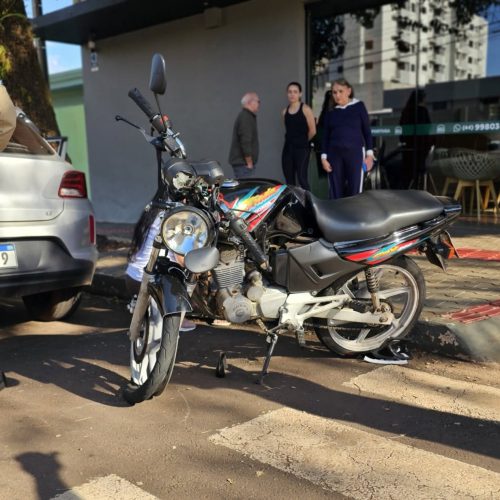 Jovem sofre traumatismo craniano após grave colisão entre carro e moto no centro de Campo Mourão