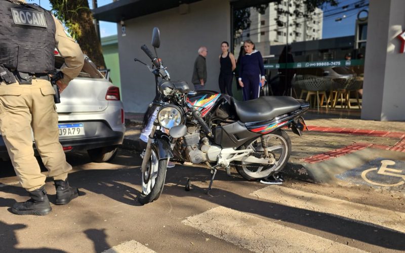 Jovem sofre traumatismo craniano após grave colisão entre carro e moto no centro de Campo Mourão