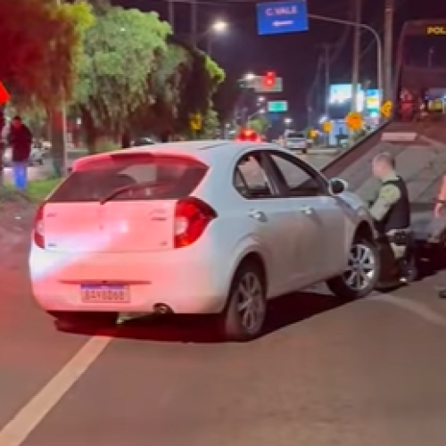 PM recupera veículo furtado após perseguição cinematográfica na Avenida Miguel Luiz Pereira