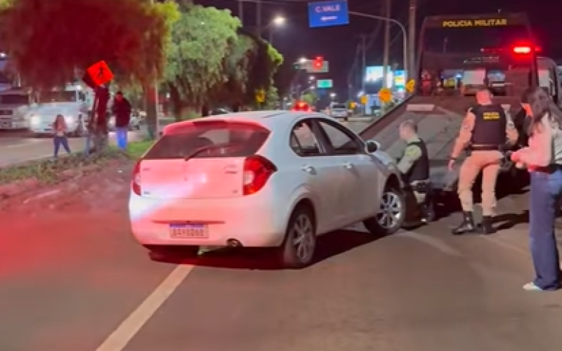 PM recupera veículo furtado após perseguição cinematográfica na Avenida Miguel Luiz Pereira
