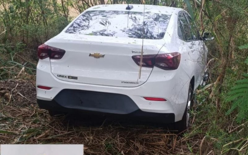 Polícia Militar localiza veículo roubado escondido em mata na área rural de Peabiru